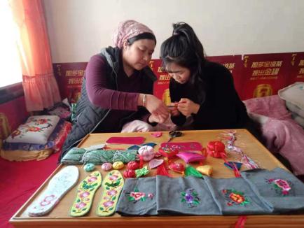 La broderie Dongxiang