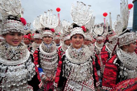 Les jeunes femmes de l'ethnie Miao vêtues de spectaculaires ornements en argent assistent à l'ouverture du festival des soeurs, sur la place Xiumei, dans le comté de Taijiang, dans la province du Guizhou, dans le sud-ouest de la Chine, le 9 avril 2009.